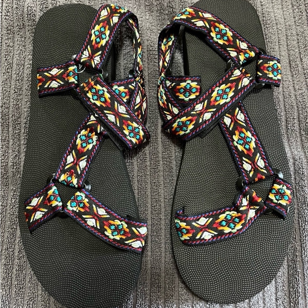 NWOT Womebs sandals size 8 Aztec tribal print